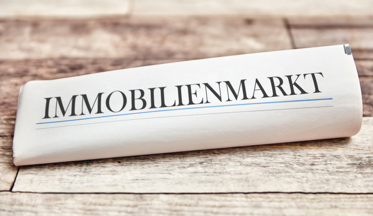 Immobilienmarkt in Zeitung zum Mieten und Kaufen von Wohnungen und Häusern