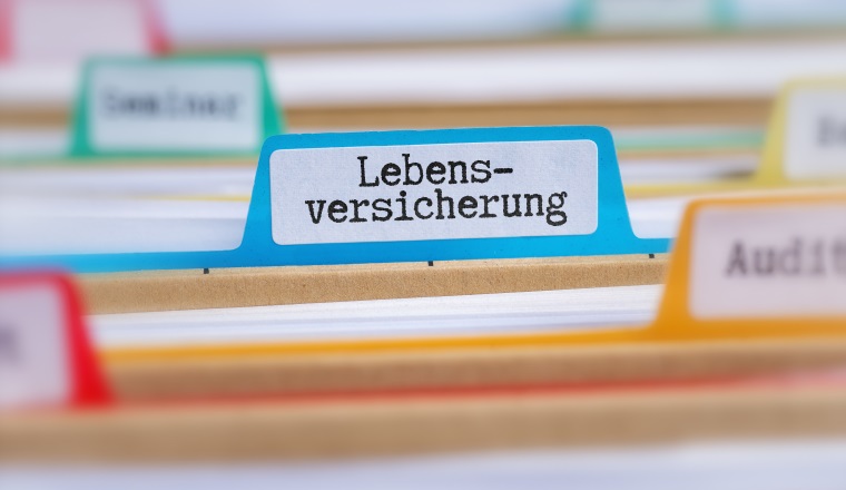Akten mit der Beschriftung Lebensversicherung