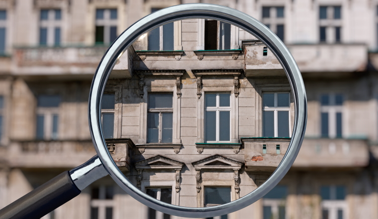 Immobilie, Altbau, Wohnhaus, Haus, alt, unsaniert, Gutachten, Mietshaus, überprüfen, bewerten, Wert, Mehrfamilienhaus, Leerstand, sanieren, Lupe, Potential, Immobilienwert, Jugendstil, Stadt, begutachten, kaufen, herunterkommen, leer, unbewohnt, Immobilienmarkt, kaufen, baufällig, investieren, Immobilienwert, Beratung, Analyse, Vermieter, Fassade, Gebäude, Architektur, Fenster, Projekt, Renovierung, Ruine, Instandsetzung, Besitz, Putz, verfallen wohnen, bejahrt, vermieten, Hintergrund, Werbung, leerstehend, aussen, Verfall 