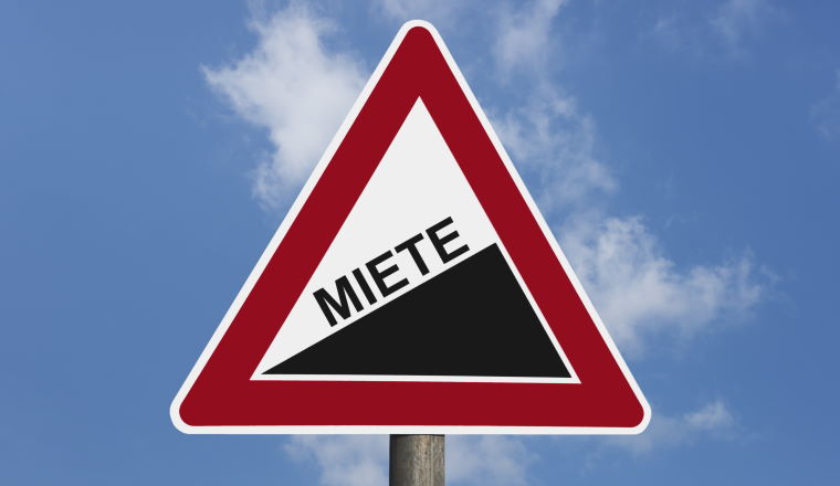 Detailansicht eines Gefahrenzeichens "Steigung" mit der Beschriftung Miete | Detail photo of a danger sign "Upward gradient" with the german inscription rent