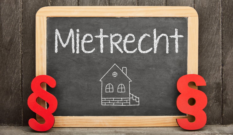 Mietrecht Beratung von Anwalt als Konzept auf einer Tafel mit Paragraphen