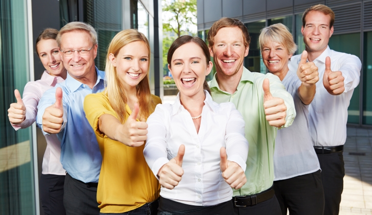 Jubelndes Business Team als Gewinner hält viele Daumen hoch