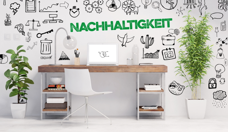 Schreibtisch mit Laptop und Pflanzen und Nachhaltigkeit Slogan mit Icons an der Wand als Konzept