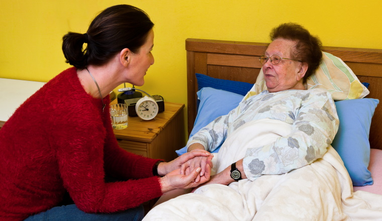 Kranke Seniorin wird von besucht
