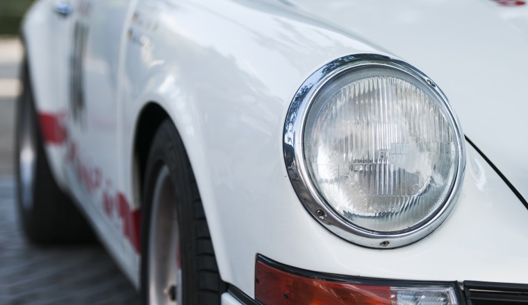 Close-up of the right front headlight of a Porsche 911 Carrera RS 2.7 at the time decrease in Meran / Italy during the South Tyrol classic rally 2015

Nahaufnahme des rechten Frontscheinwerfers eines Porsche 911 Carrera RS 2.7 bei der Zeitabnahme in Meran / Italien während der Südtirol Classic Car Rallye 2015