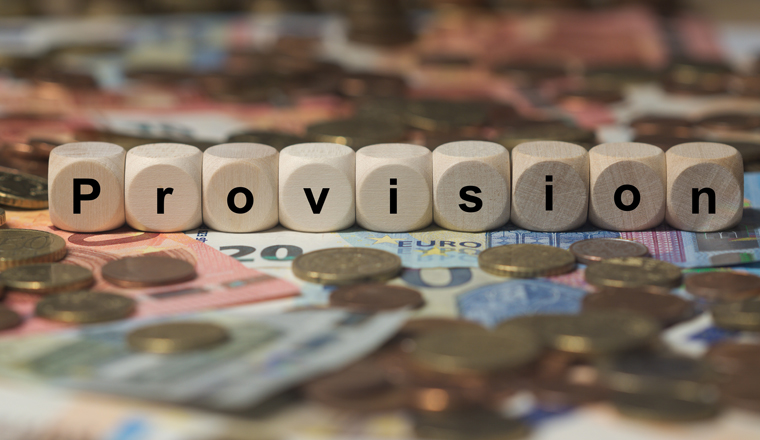 provision - Holzwürfel mit Buchstaben im Hintergrund mit Geld, Geldscheine