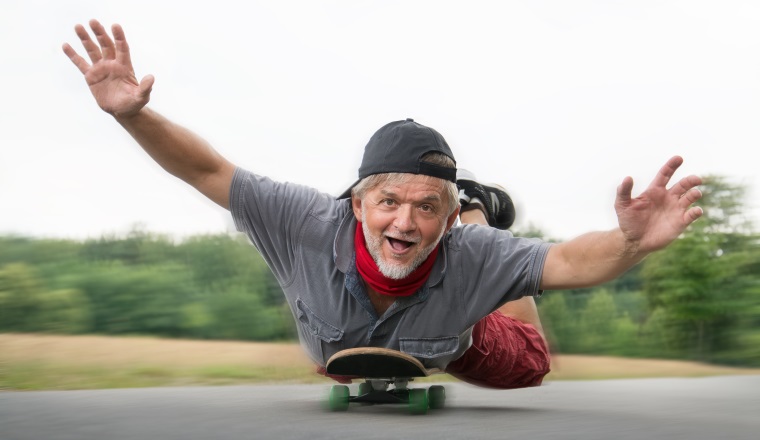 Rentner auf Skatboard glücklich