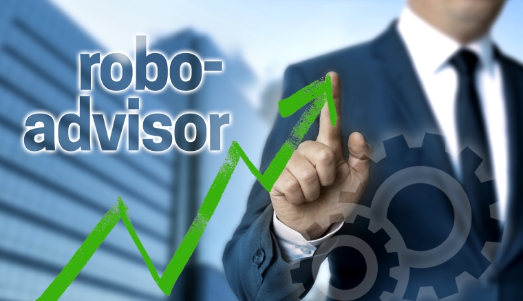 robo advisor Konzept wird von Geschäftsmann gezeigt.