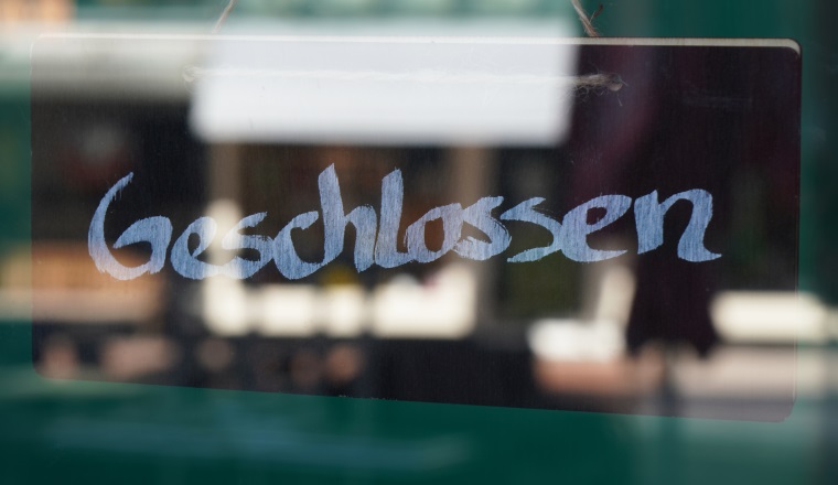 sign geschlossen - meaning closed in german - business shutdown