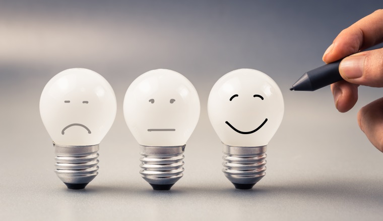 Hand draw a smile light bulb on satisfaction evaluation concept