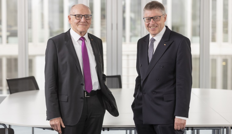 DEU, Deutschland, Berlin-Mitte, Geschäftsstelle des Versicherungsombudsmann e. V., 10.04.2019: von links: Prof. Dr. Günter Hirsch; Dr. h. c. Wilhelm Schluckebier,  amtierender Ombudsmann.[Foto: Dietmar Gust für "Versicherungsombudsmann e. V."; Mobil: +49 (0)172 3016574; www.gustfoto.com, e-mail: info@gustfoto.de]
