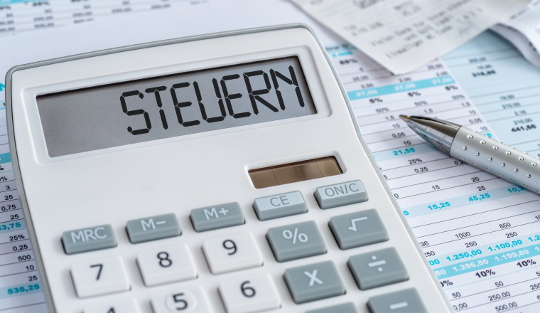 Taschenrechner mit Dokumenten - Steuern