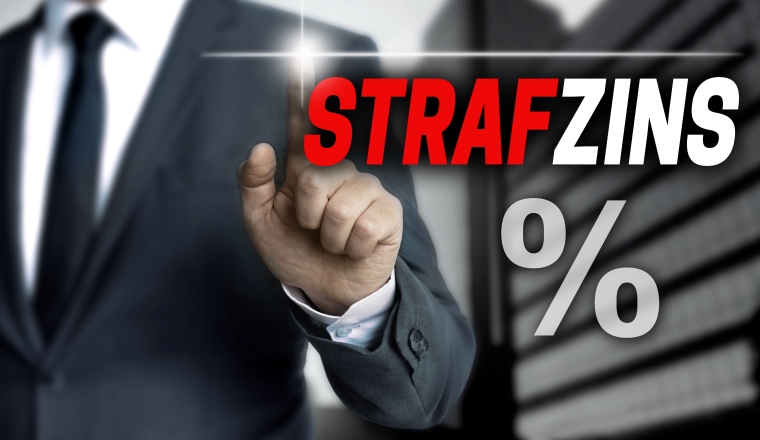 strafzins touchscreen wird von geschäftsmann bedient.