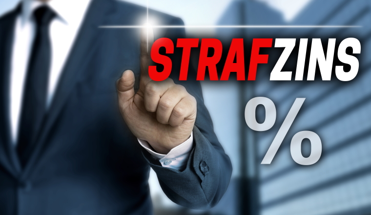 strafzins touchscreen wird von geschäftsmann bedient.