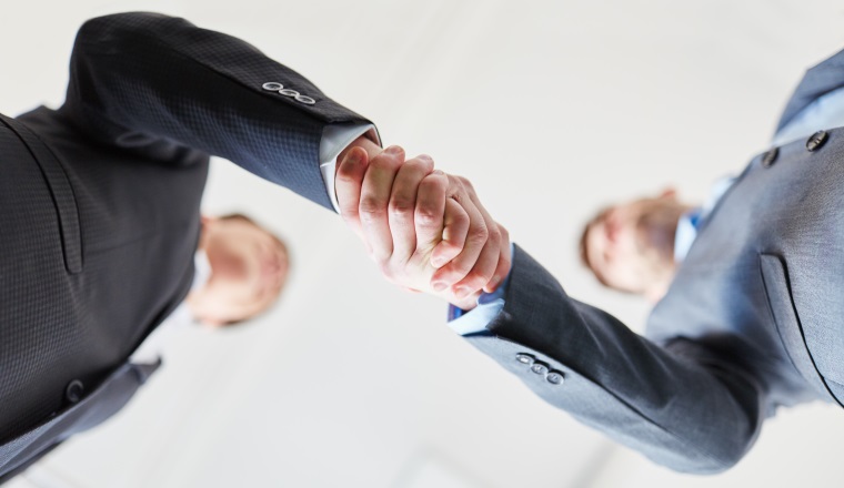 Zwei erfolgreiche Geschäftsleute machen einen Business Handschlag
