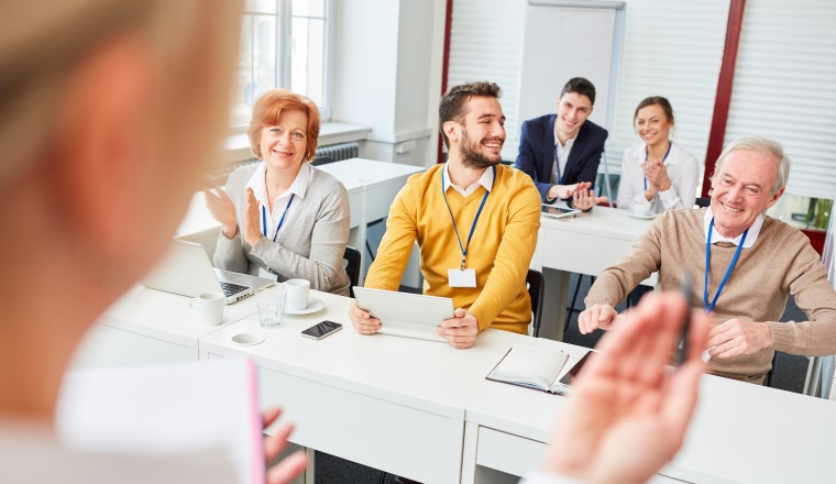 Geschäftsleute als Zuhörer im Business Seminar bei einer Schulung im Konferenzraum