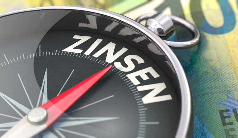 Zinsen, Minuszinsen, Strafzinsen, Rendite, Profit, Gewinn, Wertsteigerung, Geld, Verzinsung, Euroschein, Aktien, Zinsgewinn, Kompass, Geldschein, Fonds, Zinsertrag, Strategie, Altersvorsorge, Bilanz, Business, Börse, Finanzen, verdienen, Geschäft, Gewinn, Gewinnausschüttung, Kapital, Prognose, Wert, Wirtschaft, Zuwachs, Wort, Geldanlage, Investition, Euroscheine, Geldscheine, Erfolg, Scheine, Symbol, sparen, Beratung, Weg, Ziel, Konzept, modern, 3d, Illustration, symbolisch, beraten, Werbung, Hintergrund