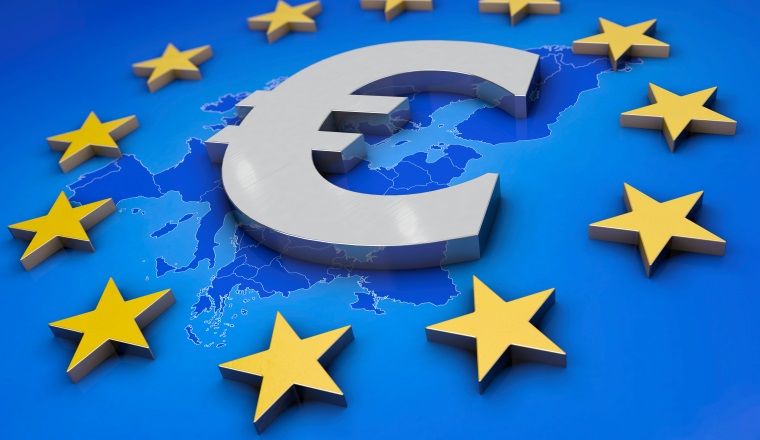 Euro, Europa, EU, Eurozone, Eurozeichen, Währung, Symbol, Geld, Euroraum, EZB, Eurorettung, Defizit, Finanzkrise, Finanzhilfe, Eurozeichen, Illustration, Grafik, Kredite, blau, gelb, Hilfe, Inflation, abstrakt, 3d, Fördermittel, iwf, Krise, Pleite, Reformen, Deflation, Rettung, Ruin, Schulden, Spekulation, Risiko, Sicherheit, Gefahr, Symbolbild, Einnahmen, europäisch, symbolisch, Investition, sparen, Finanzmarkt, Gefahr, Spekulation, Finanzsektor, modern, Werbung, Darstellung, Symbolik