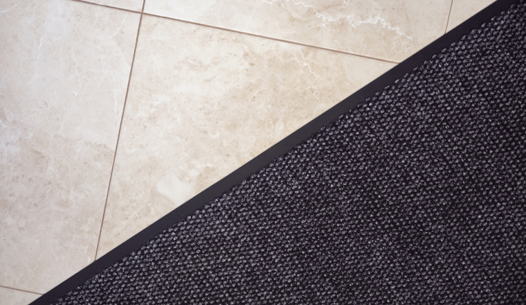 Lärmschutz: Wann Wohnungseigentümer Fliesen statt Teppich verlegen