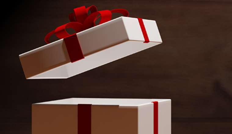 Offenes Geschenk vor einem Hintergrund aus Holz