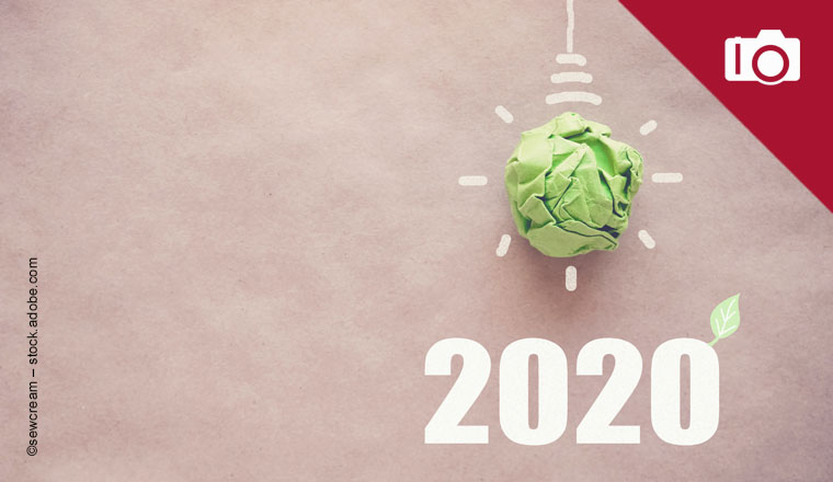 Die Zahl 2020 auf hellrosa Hintergrund, darüber eine gezeichnete Glühbirne, die aus einem zerknüllten grünen Papier besteht. 