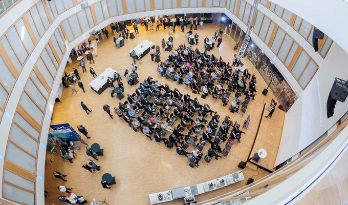 Zum Auftakt des Forum Süd-West - eine Veranstaltung von AssCompact Wissen - versammelten sich die Fachbesucherinnen und -besucher im atmosphärischen Lichthof des Badischen Gemeinde-Versicherungs-Verbandes (BGV). <i>[Bild: © Kurbanov]</i>