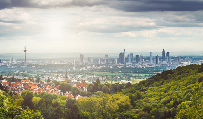 Die vom Gesamtverband der Deutschen Versicherungswirtschaft (GDV) e. V. ermittelten Regionalklassen und ihre zugehörigen Postleitzahlgebiete sind zusammen mit der Typklasse des Kfz die ausschlaggebenden Faktoren bei der Berechnung des Kfz-Versicherungsbeitrages. Der Wohnort eines Kfz-Halters ist also mitentscheidend für den Preis einer Kfz-Versicherung. [Bild: © Philipp – stock.adobe.com]