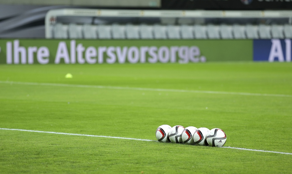 Heutzutage kommen im Stadion oft komplexe Dreh- oder Videobanden zum Einsatz. Ihr Ausfall lässt sich mit einer Werbeausfall-Police absichern. Sie ist vor allem interessant für Werbevermarkter, die ihren Kunden bestimmte Präsenzzeiten vertraglich zugesichert haben.