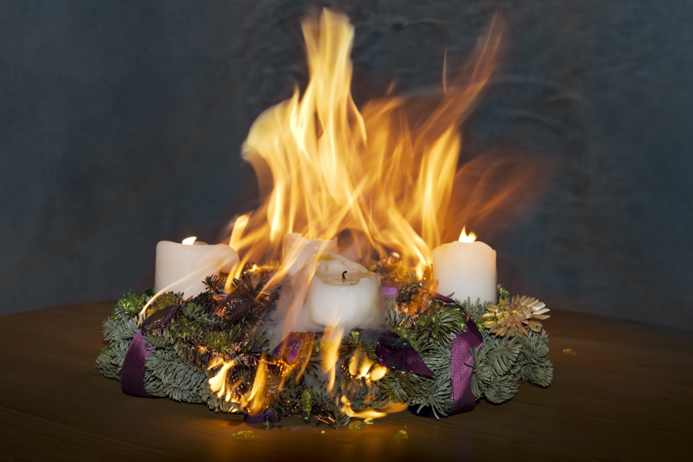 Gerade in der Adventszeit kommt es vermehrt zu Bränden. Zu den häufigen Brandursachen zählen in Flammen aufgegangene Adventskränze oder Weihnachtsbäume. Trotz zunehmender elektrischer Kerzenbeleuchtung ist die Zahl der Adventsbrände seit Jahren auf hohem Niveau. So verzeichneten die Versicherer in der Weihnachtszeit 2019 mit 29.000 Bränden etwa 9.000 mehr als in einem Vergleichsmonat im Frühjahr oder Herbst. <i>[Bild: © Oskar – stock.adobe.com]</i>