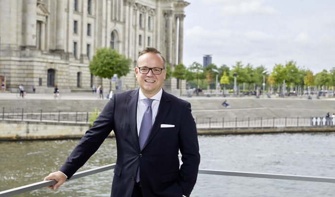 „Der AfW begrüßt den Koalitionsvertrag der neuen Bundesregierung. Weder ein Provisionsverbot oder ein Provisionsdeckel noch ein Wechsel der Aufsicht über die unabhängigen Finanzberater hin zur BaFin hat es in die Vereinbarung der Ampelkoalitionäre geschafft. Auch sehen wir den Wechsel des Finanzministeriums hin zur FDP als große Chance für unsere Branche, fachkundiges Gehör für unsere Anliegen zu finden.“ [Bild: © AfW]