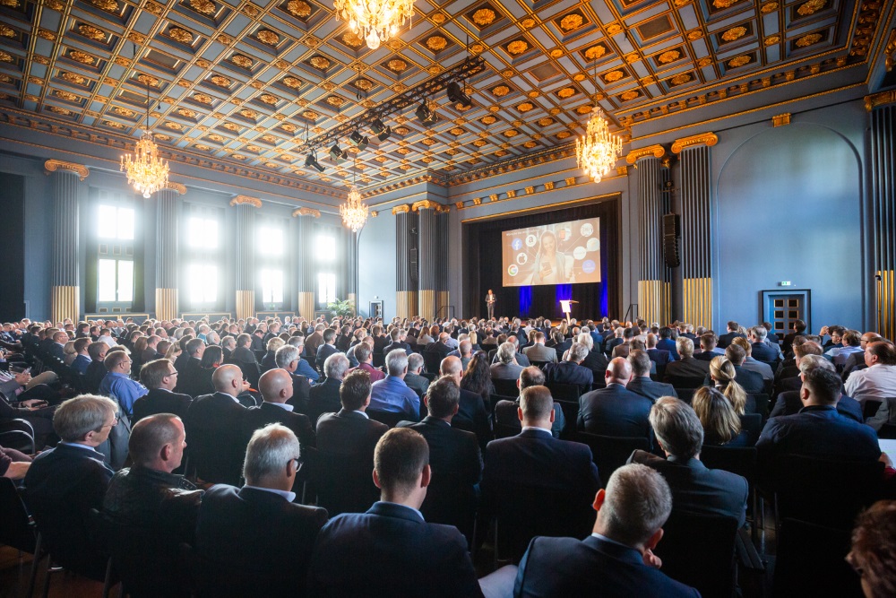 Das Interesse an den hochkarätigen Fachvorträgen beim AssCompact Forum war hoch. Entsprechend voll besetzt war das Plenum im blauen Saal des Kongress Palais Kassel, in dem sich in diesem Jahr die Fachwelt der betrieblichen Versorgung eingefunden hatte. 