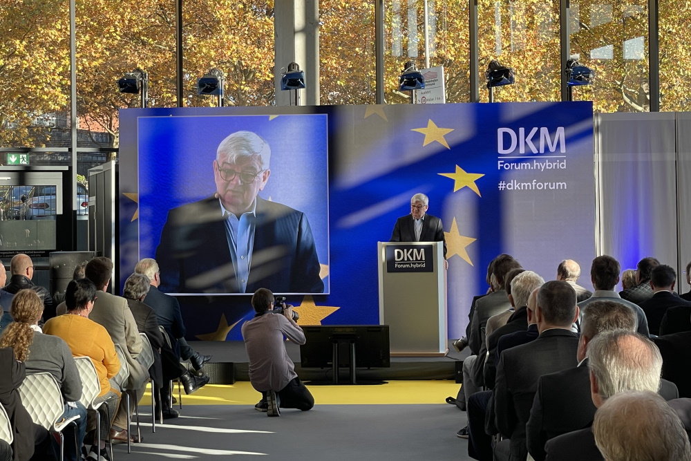 Mit dem Vortrag des ehemaligen Bundesaußenministers und Vizekanzlers Joschka Fischer startete das Speaker’s-Corner-Programm am zweiten Tag des DKM Forum hybrid 2021. Bei der Begrüßung betonte Fischer, er sei nicht aus Mailand eingeflogen, sondern als zufriedener Bahnkunde gut angekommen.