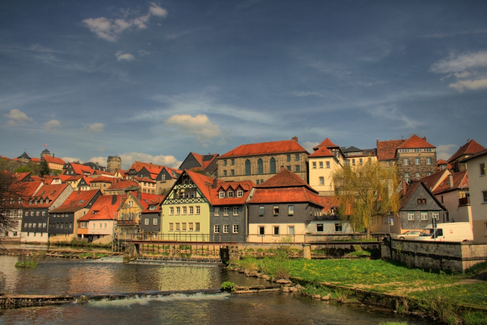 Die Top 10 der dynamischsten Städte in Deutschland eröffnet Kronach. Die Durchschnittspreise für Eigentumswohnungen in dem oberfränkischen Landkreis sind seit 2012 im Schnitt um 120,3% gestiegen. Innerhalb Oberfrankens sind Immobilien in Kronach aber noch immer vergleichsweise günstig. [Bild: © LianeM – stock.adobe.com]