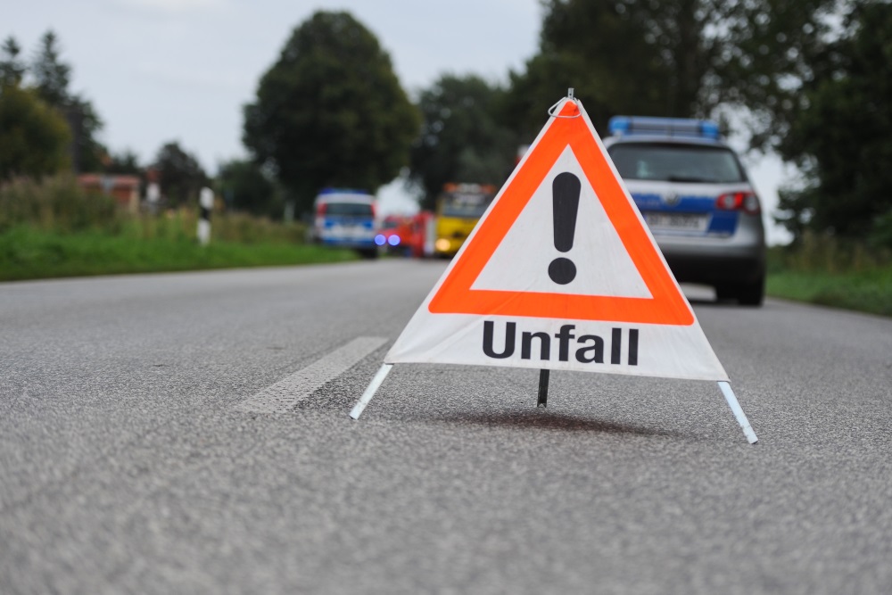 Trotz Dieselskandals, Feinstaubbelastung und teuren Sprits fahren die Bundesbürger gern und viel Auto. Gemessen an der Einwohnerzahl besitzt mehr als jeder zweite Deutsche einen Pkw. Mit der Anzahl der Fahrzeuge nimmt auch die Menge der Blechschäden jedes Jahr zu. Die Zahl der Personenschäden hat zuletzt laut destatis glücklicherweise aber abgenommen.