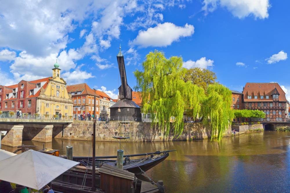 Vor dem Landgericht Lüneburg mussten sich zwei Versicherungsmakler wegen gewerbsmäßigen Betrugs verantworten. Der ältere Angeklagte betrog die Versicherung des Maklerbüros, indem er nach einem Wasserschaden einen Sach- und Betriebsausfallschaden vortäuschte. Durch falsche Gesundheitsangaben bezog der Makler außerdem unberechtigt Leistungen aus einer Erwerbsminderungsrente von über 35.000 Euro. 