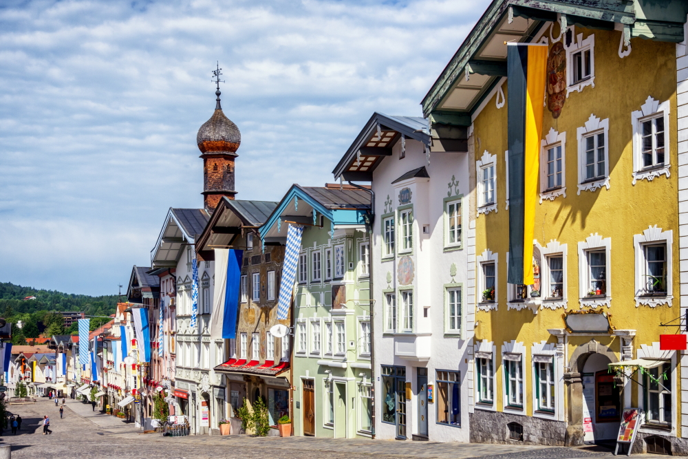 Die Top Ten der teuersten Landkreise in Deutschland eröffnet Bad Tölz-Wolfratshausen. Mit einem Quadratmeterpreis von 5.037 Euro toppt der bayerische Landkreis sogar vier der sieben großen deutschen Metropolen. Nur in München (8.612 Euro), Frankfurt (6.050 Euro) und Hamburg (5.569 Euro) sind Wohnimmobilien in deutschen Metropolen noch teurer. <i>[Bild: © fottoo – stock.adobe.com]</i>