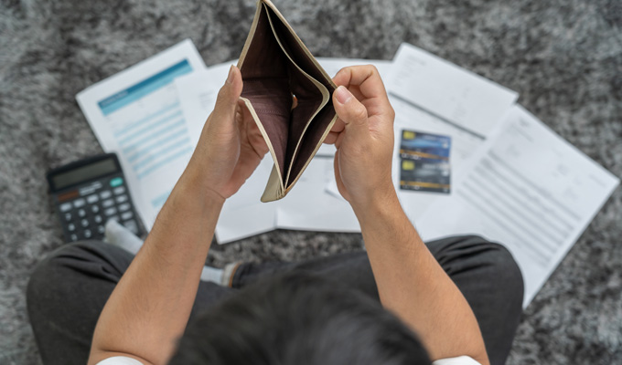 Es dürfte wenig überraschend kommen: Laut der diesjährigen Ergebnisse der Langzeitstudie der R+V Versicherung kreisen die Ängste und Sorgen der Menschen in Deutschland aktuell vor allem um finanzielle Themen. Für die Studie befragt die R+V jedes Jahr etwa 2.400 Deutsche über 14 Jahren, die ihre Ängste auf einer Skala von 1 bis 7 bewerten. Die Werte 5 bis 7 werden dabei als „große Angst“ zusammengefasst. <p><i>[Bild: © Shisu_ka – stock.adobe.com]</i>