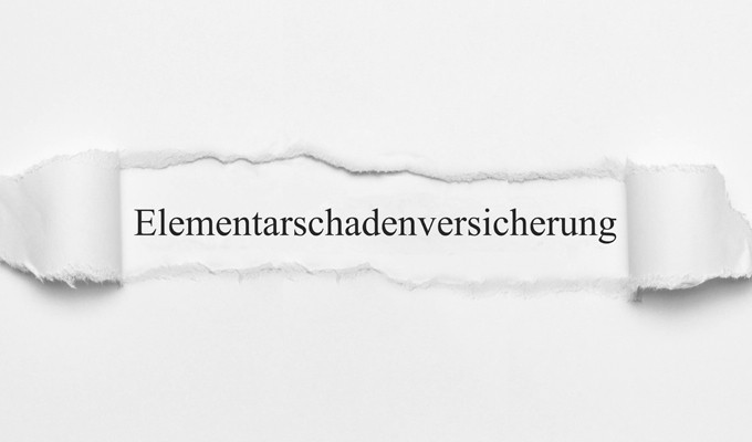 Die Unionsfraktion hat in ihrem Antrag „Elementarschadenversicherung fit für die Zukunft machen“ die Bundesregierung aufgefordert, einen Gesetzentwurf vorzulegen, der unter anderem sicherstellt, dass neue Wohngebäudeversicherungsverträge künftig immer mit Elementarschadenversicherung angeboten werden – mit einem möglichen Opt-out für Versicherte. Auch eine staatliche Rückversicherung für Elementarschäden mit Prämienkorridor soll eingeführt werden.  <p><i>[Bild: © magele-picture – stock.adobe.com]</i>