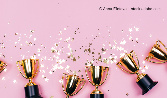 Am Mittwoch, den 25.03.2026, haben die Fachzeitschrift AssCompact und die Fondsexperten des Investment-Plattform-Providers f-fex AG erneut gemeinsam den Deutschen Fondspolicen Award vergeben. Die Zeremonie fand am Abend in Frankfurt statt. Die Auszeichnungen gehen an die Versicherer, die in den produktrelevanten Kategorien die besten Ergebnisse aufweisen, im Markt eine relevante Größe darstellen und ihren Kunden eine ausreichend diverse Fondspalette zur Auswahl bieten.