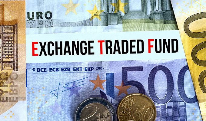 Passives Investieren durch Exchange Traded Funds, kurz ETFs, liegt schon seit Jahren stark im Trend – immer mehr Menschen wagen mit den indexabbildenden Fonds den Schritt an die Börse. Doch wie hat sich die ETF-Branche in Europa in einem von Krisen gebeutelten Jahr 2022 entwickelt? Dazu hat der namhafte US-Datenanalyst Refinitiv Lipper eine ausführliche Studie durchgeführt, die einen Einblick in die ETF-Zahlen des letzten Jahres gibt.<p><em>Bild: © studio v-zwoelf – stock.adobe.com</em></p>