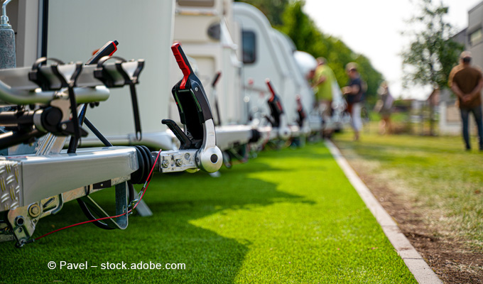 Wohnmobile stehen für Unabhängigkeit, Reisen und ein Stück Zuhause auf Rädern. Und dieses Gefühl schätzen auch immer mehr Menschen hierzulande. So verzeichnete die Zahl der Neuzulassungen von März 2025 bis Februar 2026 im Bereich der Reisemobile und Caravans mit 97.706 einen neuen Höchstwert. Das zeigen aktuelle Zahlen des Caravaning Industrie Verbands Deutschland (CIVD). Die meisten Neuzulassungen erfolgen in den Frühjahresmonaten März, April und Mai. 