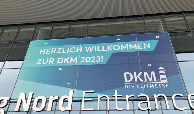 Auch in diesem Jahr trifft sich die Finanz- und Versicherungsbranche auf der Leitmesse in Dortmund. Die DKM bietet wie gewohnt ein breit gefächertes Programm. Das Öffnungskonzept hat sich etwas geändert: Die Tore öffnen sich für das breite Fachpublikum um 12 Uhr. Am heutigen Dienstag und morgigen Mittwoch können sich die Fachbesucher auf interessante Kongresse und spannende Diskussionen und Vorträge freuen. 