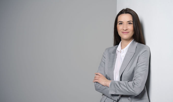 „2026 wird sich die Nachfrage in urbanen Zentren stabilisieren, vor allem energieeffiziente Bestandsobjekte und nachhaltige Quartiersentwicklungen gewinnen weiter an Bedeutung. Käufer und Mieter erwarten mehr Transparenz, digitale Abläufe und präzise Beratung. In unserem Netzwerk setzen wir verstärkt auf datengetriebene Marktanalysen, moderne Vermarktungsprozesse und eine konsequente Qualitätsorientierung, um unseren Kunden auch 2026 die besten Entscheidungen am Markt zu ermöglichen."<i>[Bild: © RE/MAX]</i>