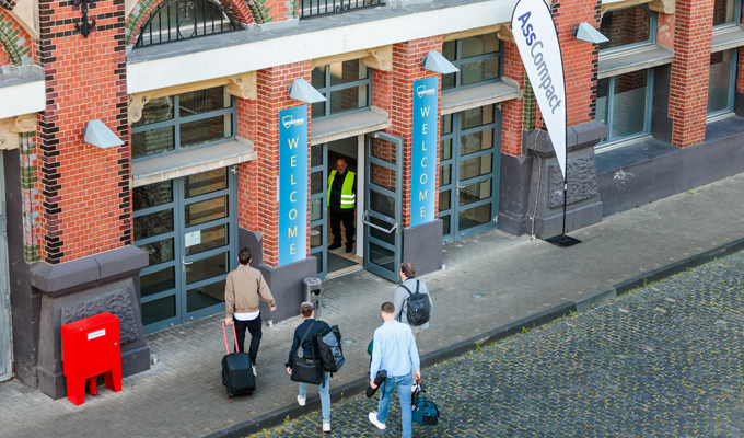 Am 24.06.2025 traf sich die Versicherungsbranche auf dem diesjährigen Vorsorge Forum in Köln. Dieses Jahr war die Location erstmals die XPOST. Das ehemalige Paketzentrum turned Eventlocation bot den idealen Hintergrund für die Veranstaltung. 