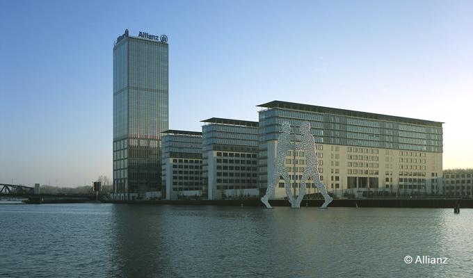 Die Allianz kann laut eigenen Aussagen „ausgezeichnete“ Ergebnisse für das Geschäftsjahr 2025 vorweisen, mit einem erneuten operativen Rekordergebnis von 17,4 Mrd. Euro, ein Anstieg von 8,4% gegenüber dem Vorjahr. Der Versicherer hat sein Momentum in allen drei Segmenten beibehalten, heißt es von der Allianz. Wesentlicher Wachstumstreiber war erneut der Geschäftsbereich Schaden- und Unfallversicherung. Zudem übertrafen alle Geschäftsbereiche den Mittelwert ihres jeweiligen Gesamtjahresausblicks. 