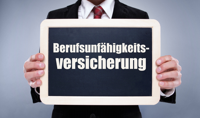 Wer etwa krankheitsbedingt über längere Zeit nicht mehr arbeiten kann, schätzt sich glücklich, vorher eine Berufsunfähigkeitsversicherung abgeschlossen zu haben, die in diesem Falle unterstützt. Die Absicherung der eigenen Arbeitskraft ist und bleibt in der Vermittlung ein Dauerbrenner – das zeigt auch die „AssCompact TRENDS IV/2022“-Studie. <p><i>[Bild: © Coloures-Pic – stock.adobe.com]</i>