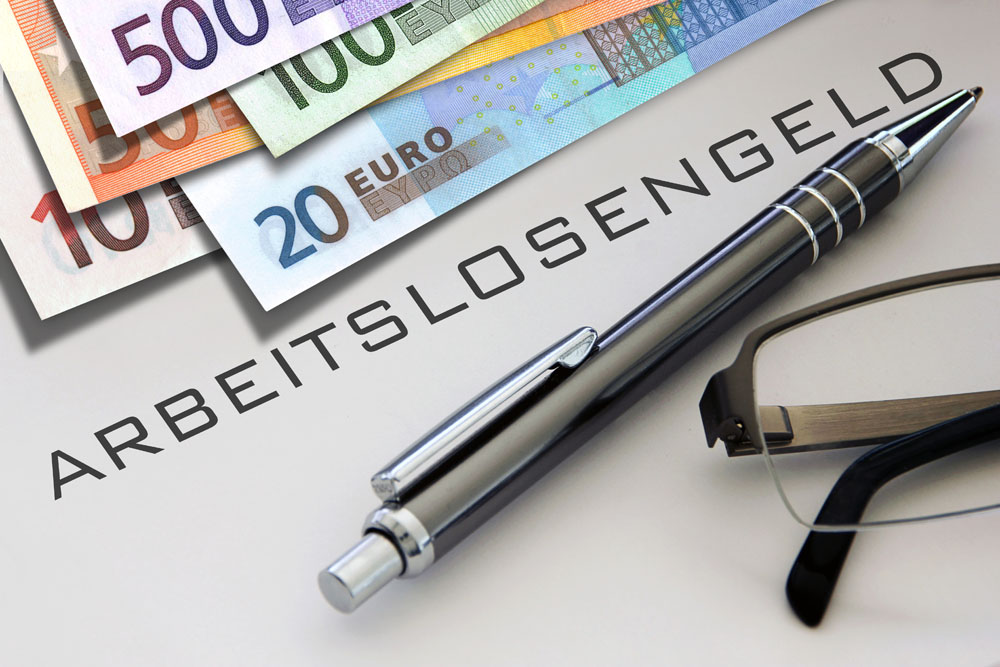 Zum 01.01.2020 sinkt der Beitrag zur Arbeitslosenversicherung von 2,5% auf 2,4%. Das hat das Bundeskabinett im November 2019 beschlossen. Die Regelung gilt befristet bis Ende 2022. [Bild: ©Butch – stock.adobe.com]  