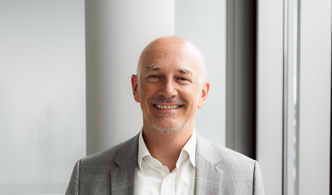 „2025 haben wir uns dynamischer entwickelt als der Gesamtmarkt – getragen vom Vertrauen unserer Partner und Kunden in unser Team und unsere inzwischen über 500 festangestellten Makler. Ihre Qualität und ihr Einsatz stärken unser integriertes Modell aus Makelei und Finanzierung. 2026 wachsen wir weiter in allen Bereichen – mit KI, Automatisierung und einem datengetriebenen, vernetzten Geschäftsmodell."<i>[Bild: © PlanetHome]</i>