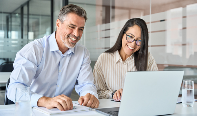 Mit Abstand sind Webinare bzw. Online-Seminare die bevorzugte Weiterbildungsform der Maklerinnen und Makler sowie Mehrfachagentinnen und -agenten. Mit 77,8% liegen sie weit vor Präsenzseminaren bzw. Workshops (49,8%) und E-Learning bzw. Selbststudium (39,6%). Weitere Weiterbildungsformen sind Roadshows, Messen sowie Kongresse/Foren. <p><i>[Bild: © insta_photos – stock.adobe.com]</i>