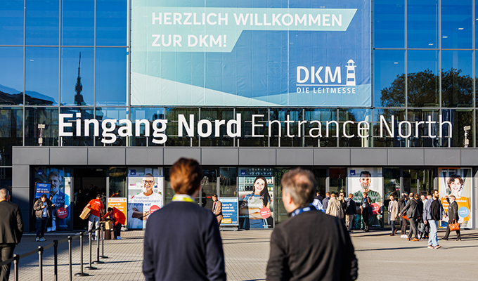 Es ist soweit: Die Tore der diesjährigen DKM sind offen und die Fachbesucher der Leitmesse strömen in die Dortmunder Westfalenhallen. 
